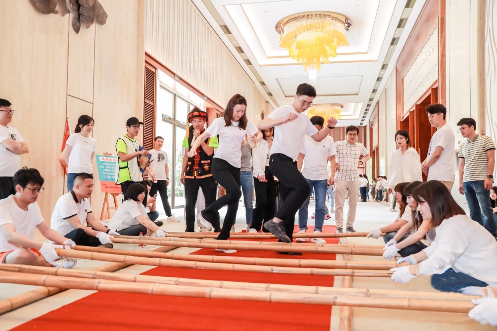 挑戰(zhàn)竹竿舞